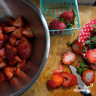 1. Клубнику очистить и мелко нарезать. Несколько ягод зарезервировать для украшения пирога. Разогреть духовку до 175 градусов. 