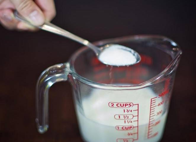 Подогрейте молоко слегка, разведите в нем сахар.