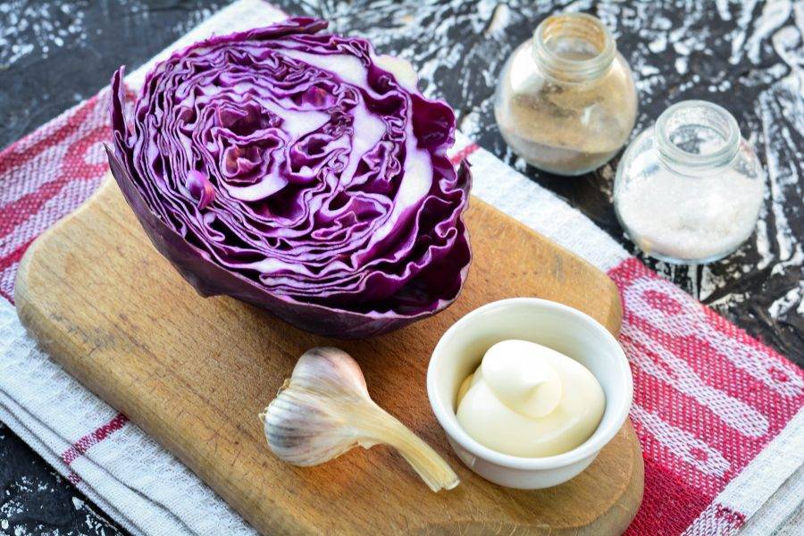 Подготовьте ингредиенты для приготовления салата из красной капусты с майонезом.