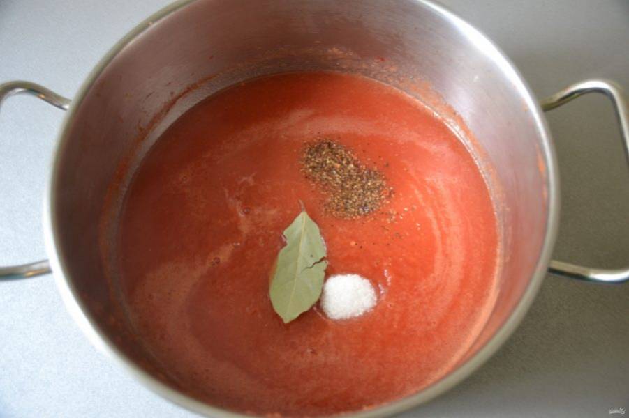 Поставьте кастрюлю с кетчупом на огонь, всыпьте соль, сахар, перец, добавьте лавровый лист и уваривайте массу до загустения на небольшом огне, 30-40 минут.
