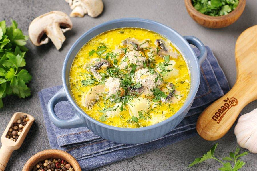 Суп с фрикадельками, грибами и плавленым сыром готов. Приятного аппетита!