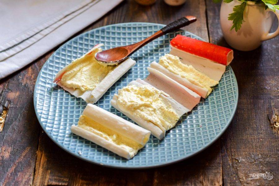 На каждую палочку выложите немного приготовленной смеси из сыра.