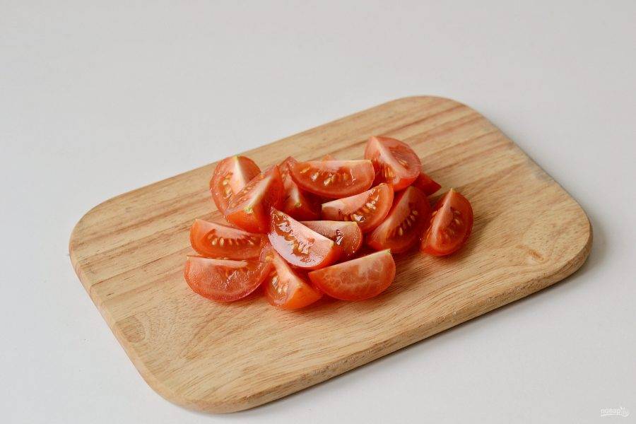 Разрежьте томаты черри пополам. 