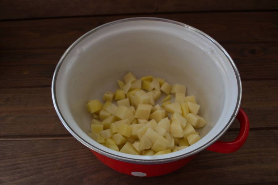 Картофель очищаем и нарезаем кубиками.