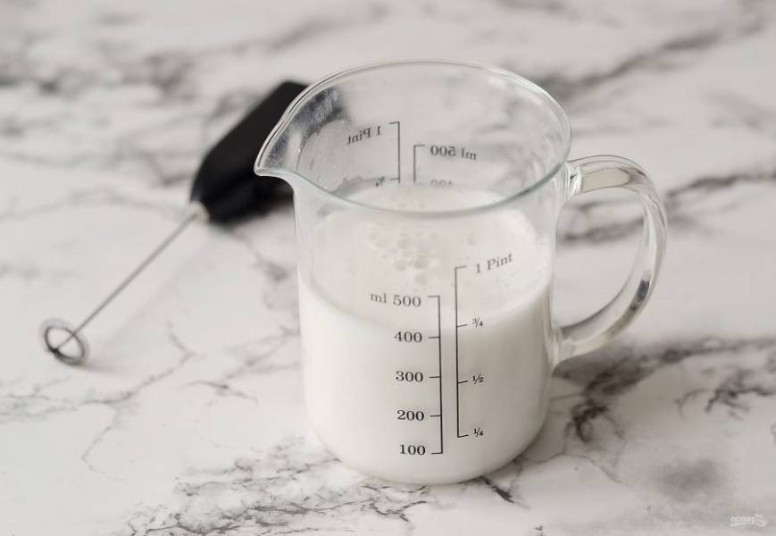 Молоко чуть подогрейте, затем с помощью капучинатора взбейте до устойчивой пенки.