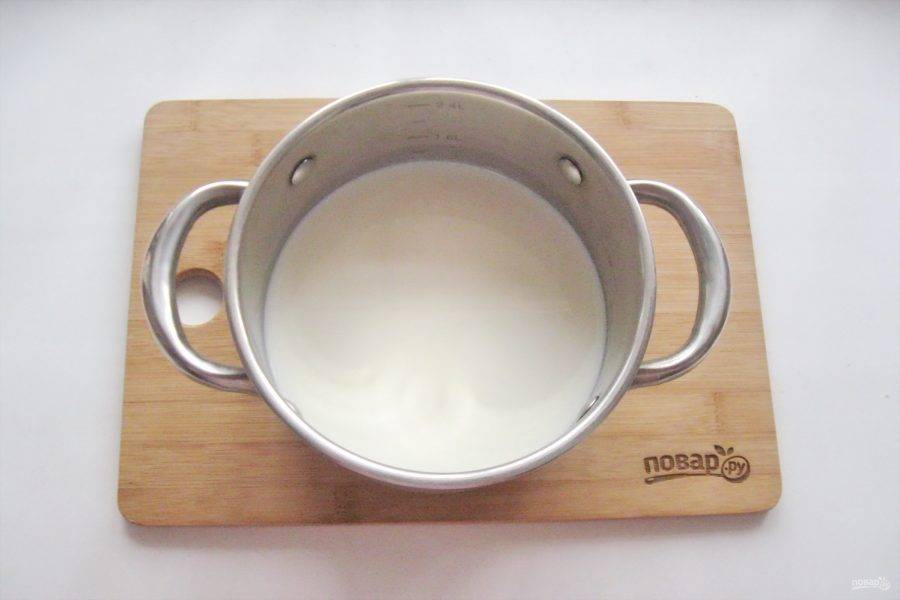 Приготовьте крем. В кастрюлю налейте молоко и поставьте на плиту.
