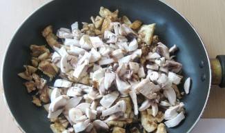 3. Пока нарезаем курицу, обжариваем грибы с луком на растительном масле. В конце жарки отправляем к грибам нарезанное куриное филе.