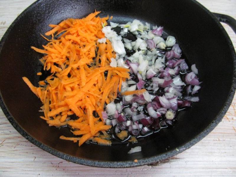 Готовим начинку. Начинку можно приготовить и заранее. Мелко нарезать лук и морковь на крупную терку. Жарьте на растительном масле до мягкости, огонь средний. 