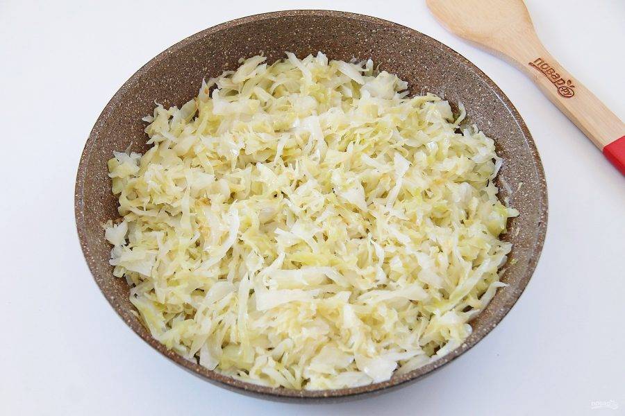 В хорошо разогретой сухой сковороде обжарьте капусту около 3 минут, постоянно помешивая ее ложкой. Затем добавьте оставшееся сливочное масло и обжарьте до готовности.