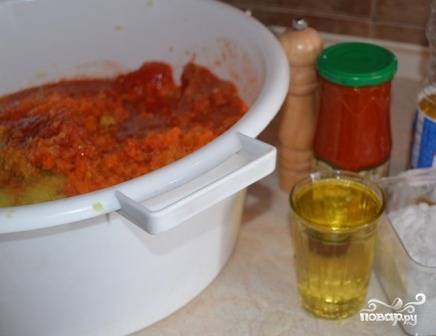 Добавляем в овощную массу томатный соус, подсолнечное масло и соль. Перемешиваем.