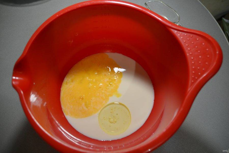 Введите одно яйцо, предварительно его разболтав, и половину растительного масла.