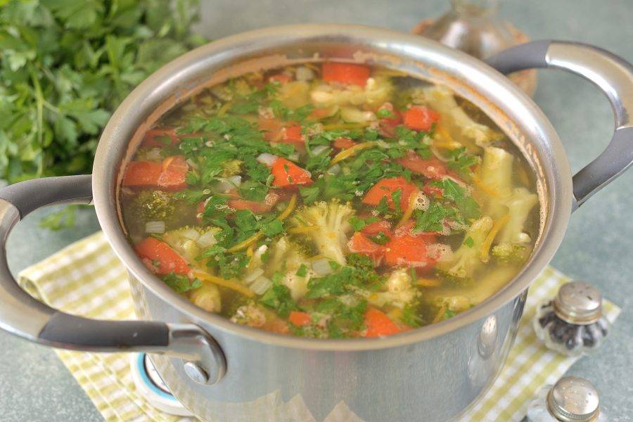 Нарубите свежую зелень, всыпьте в суп, перемешайте и выключите плиту. Накройте кастрюлю крышкой и оставьте минут на 10-15 настояться.