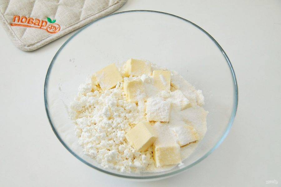 В глубокую миску просейте муку, добавьте творог, 0,5 ч. л. соли, сахар, разрыхлитель и 100 гр нарезанного кубиками сливочного масла.