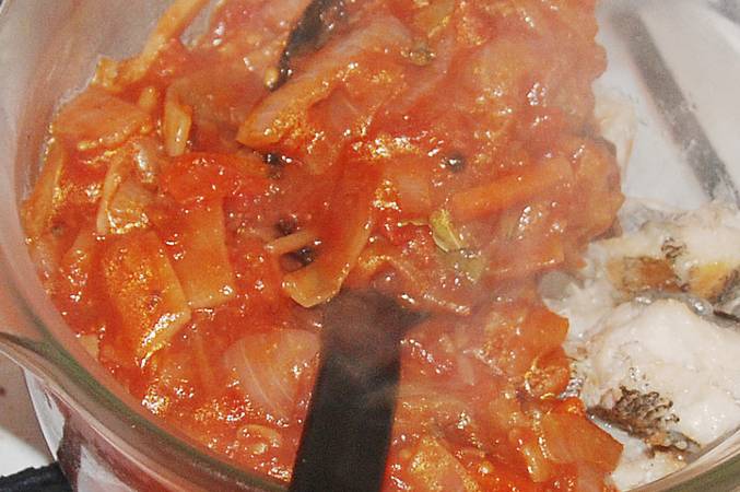 Как готовится заливная рыба в томате (рецепт)?