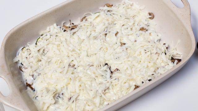 10. Сверху посыпьте тертым сыром моцарелла и запекайте в духовке при температуре 180 градусов 15 минут.