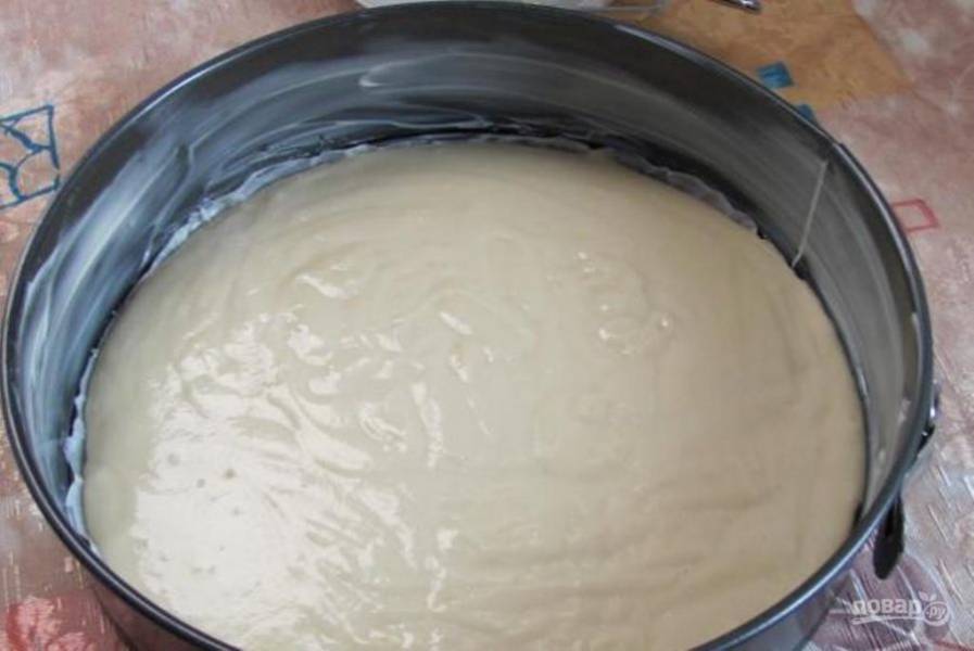 Застелите форму для выпекания пергаментной бумагой и смажьте маслом. Выливайте тесто в подготовленную форму и поставьте в разогретую до 180-200 градусов духовку. Выпекайте до готовности, 30-35 минут.
