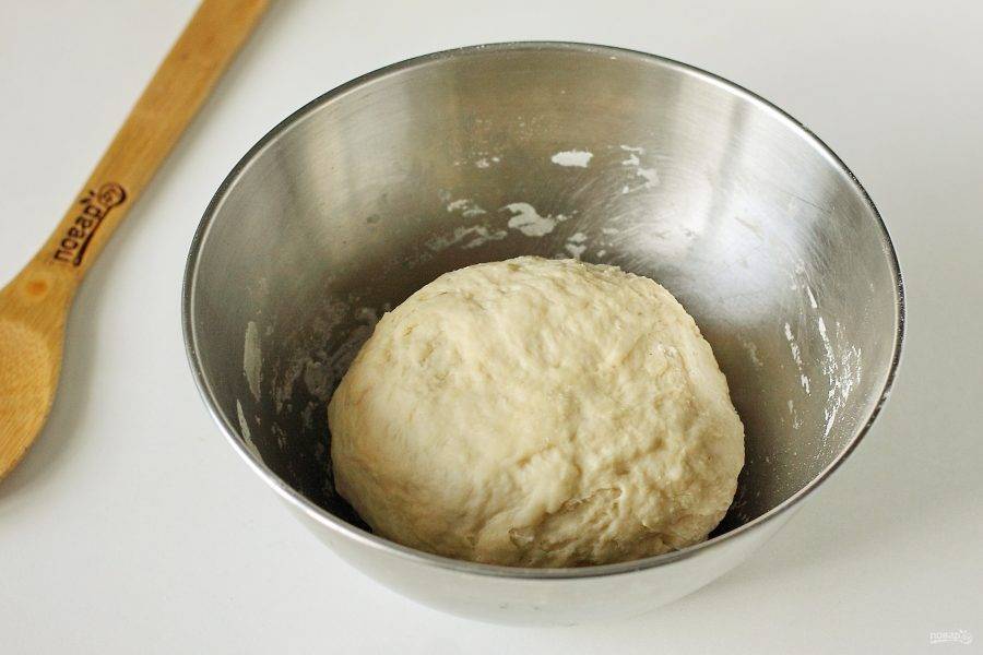 Готовое тесто должно быть упругое и эластичное. Соберите его в шар, накройте полотенцем и дайте полежать 20-30 минут.