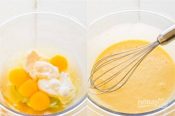 1. Взбейте 4 яйца, сметану и майонез с помощью венчика.