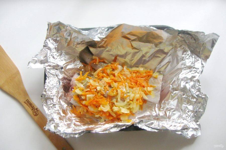 Минтай в духовке на овощной подушке пошаговый рецепт с фото
