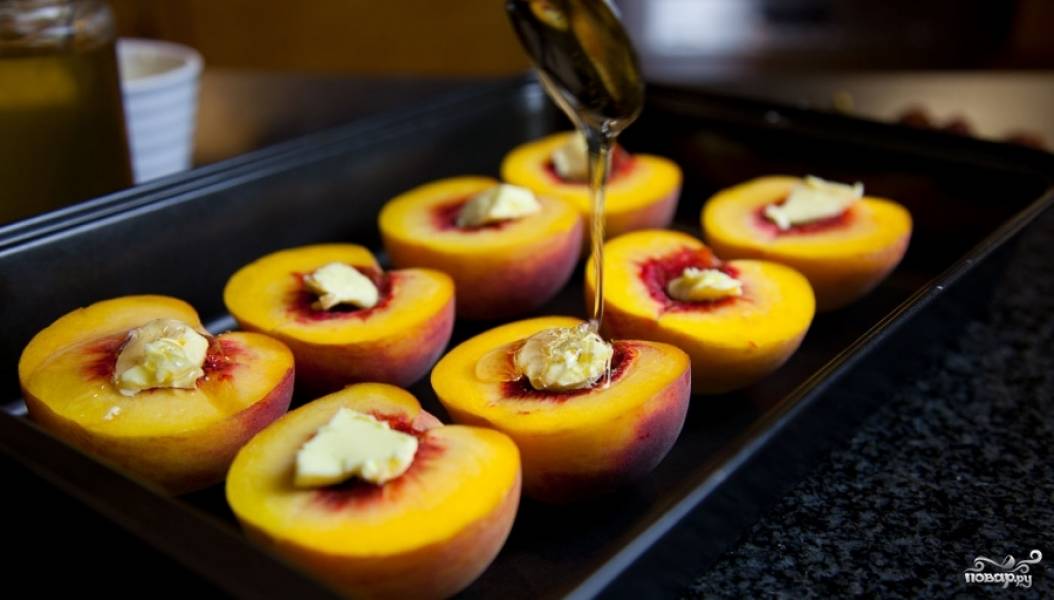 Поставьте персики в духовку при температуре 180 градусов. Запекаем в течение 20 минут.