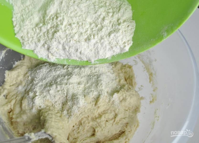 3.	Просейте муку и соедините ее с сахарным песком, порционно добавляйте в миску муку и замесите тесто. Вымешивайте его около 10 минут.