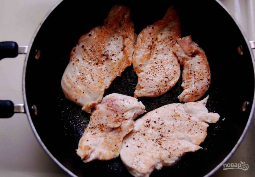 1. Курицу смажьте солью и перцем. Затем выложите на разогретое масло и обжарьте с обеих сторон до готовности.