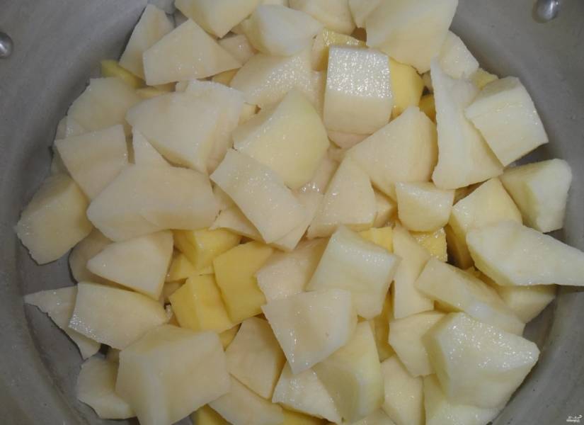 1.	Картошку чистим и моем, нарезаем небольшим кубиком и заливаем холодной водой, чтобы убрать лишний крахмал. 