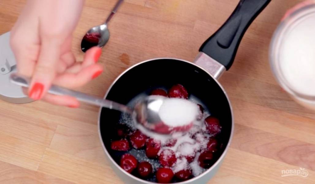 1. Для начала приготовьте ягодный сироп. Для этого в сотейник высыпьте ягоды, добавьте к ним немного воды, сахарную пудру и крахмал. Перемешайте и поставьте на огонь, чтобы масса слегка загустела. 