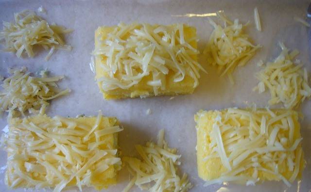 Присыпаем поленту тертым сыром и отправляем в духовку на 15 минут. Температура 190 градусов.