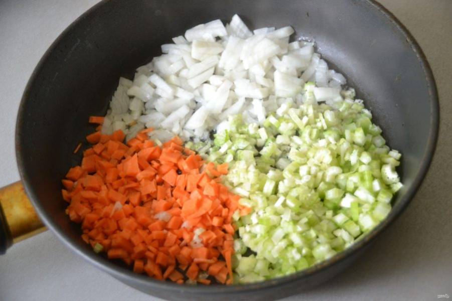 Мелко порежьте лук, морковь, сельдерей и обжарьте на оливковом масле.