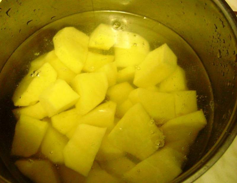 Картофель очистите от отварите до готовности в подсоленной воде. 
