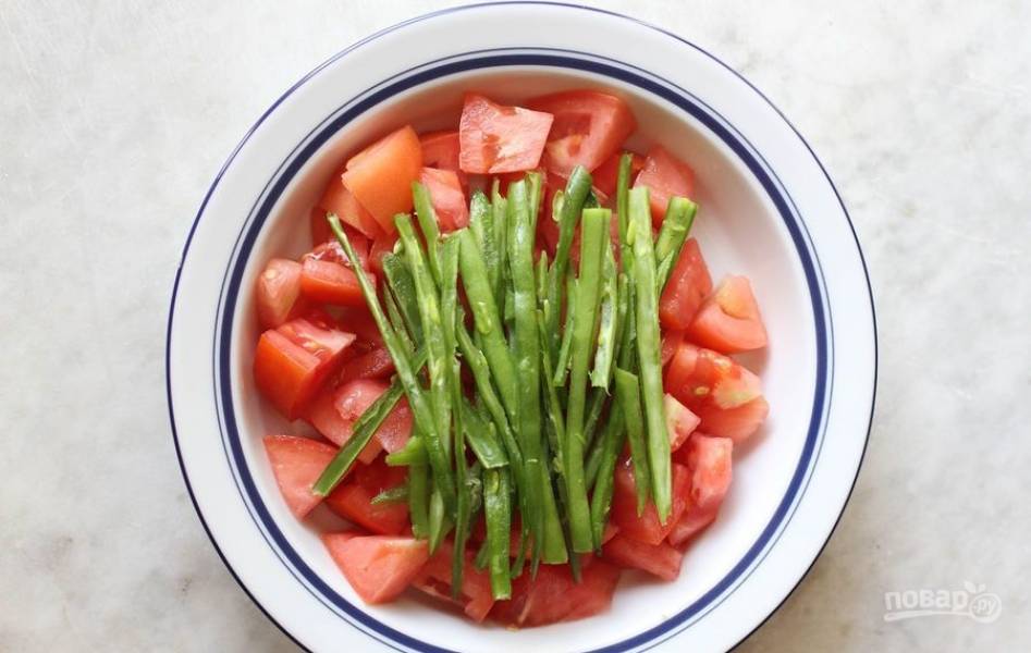 Зелёную фасоль нарежьте тонкими полосками. Добавьте её к томатам в салатницу.