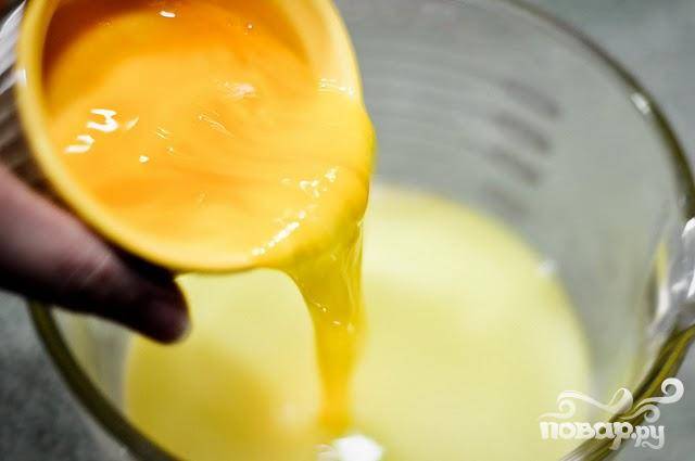 3. В небольшой миске слегка взбить яйцо, добавить его в масляную смесь и взбить смесь немного. Добавить 3/4 стакана теплой воды.