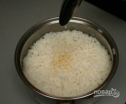 2. Подготовьте рисовую приправу. В маленькую кастрюльку влейте рисовый уксус (4 ст. ложки на 1,5 стакана риса), добавив в него сахар и соль. Прогревайте смесь до растворения сахара, но не давайте закипеть. Готовый рис переложите в другую посуду. Предварительно протрите ее стенки кусочком лимона. В еще не остывший рис постепенно вливайте приправу. Аккуратно перемешивайте. Из риса, остывшего до температуры тела, начинайте готовить суши.