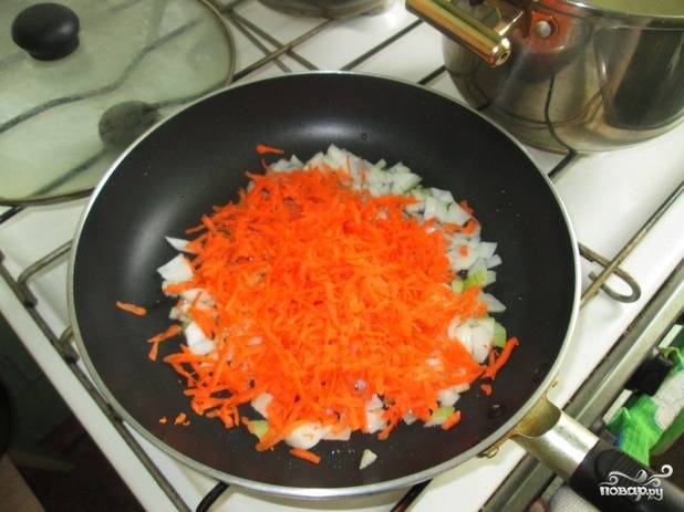 6. Выложите её к луку, жарьте 3-4 минуты. Тем временем нарежьте мелко и добавьте на сковороду свеклу. Обжарьте еще минут 5, добавив томатную пасту. 