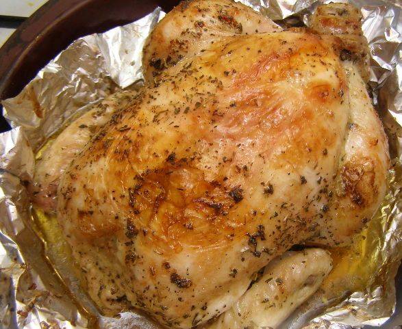4. За 10-15 минут до готовности разверните фольгу и дайте курице постоять еще в духовке, чтобы образовалась румяная хрустящая корочка.