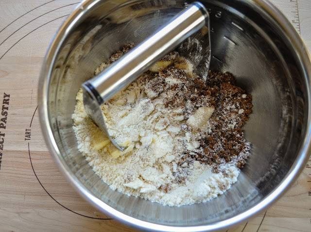 В отложенную крупку добавьте коричневый сахар и 2 ст. ложки масла.