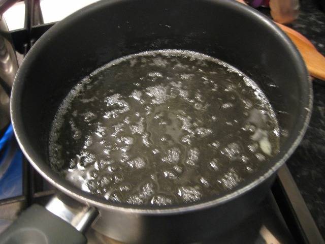 В растопленный жир наливаем воду и добавляем соль, доводим до кипения.