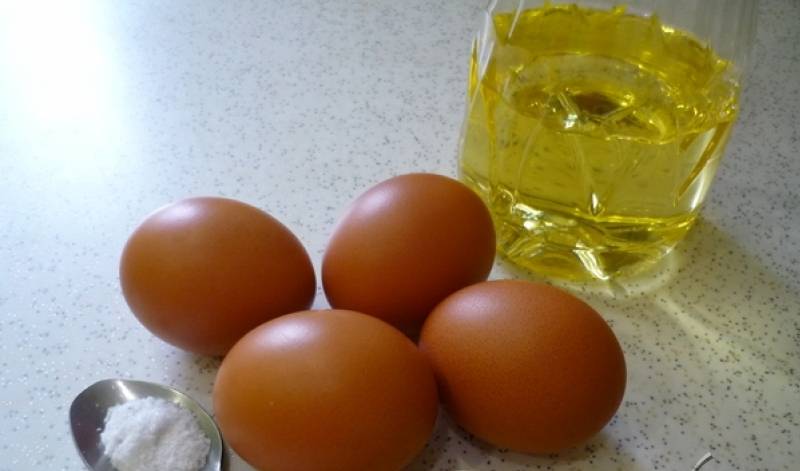 1. Для французских блинчиков нужно 3-4 яйца, молоко и мука. Также понадобится сливочное масло, которое нужно растопить и влить в тесто.
