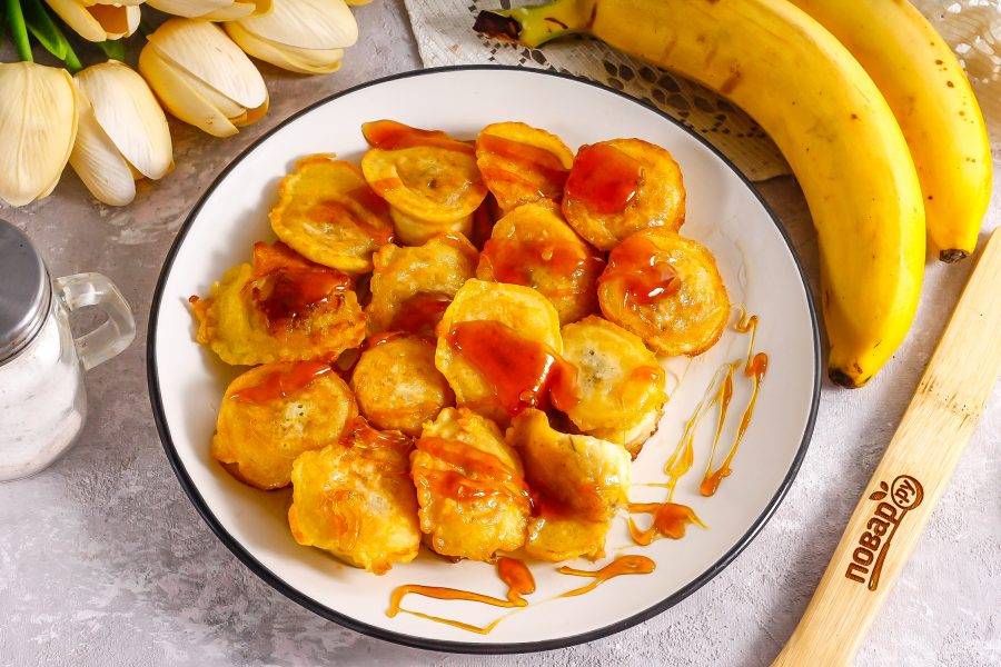 Выложите бананы на тарелку и полейте карамельным соусом. Присыпьте семенами чиа или кунжута.
