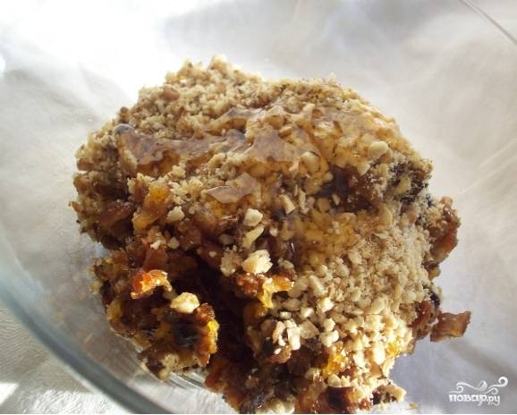 4.	Добавьте орехи к сухофруктам и налейте мед. Перемешайте. Из полученной смеси скатайте шарики.
