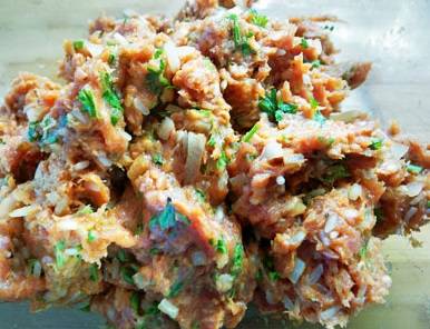 3. Приготовьте начинку. Для этого смешайте мясной фарш, соль, перец, измельченную петрушку, отваренный до полуготовности рис. Обжарьте на масле нарезанный кубиками лук до мягкости и также добавьте в фарш.