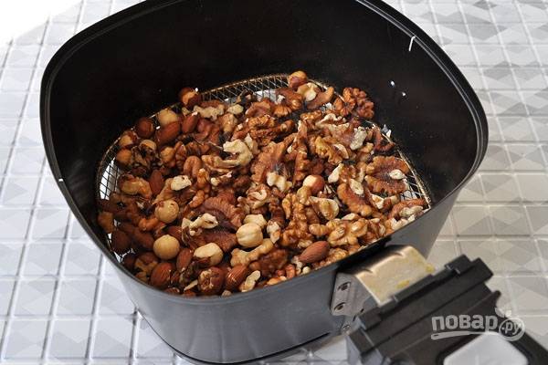 Пока печенье остывает, обжарьте все орехи на сухой сковороде или подсушите их в мультипечи.