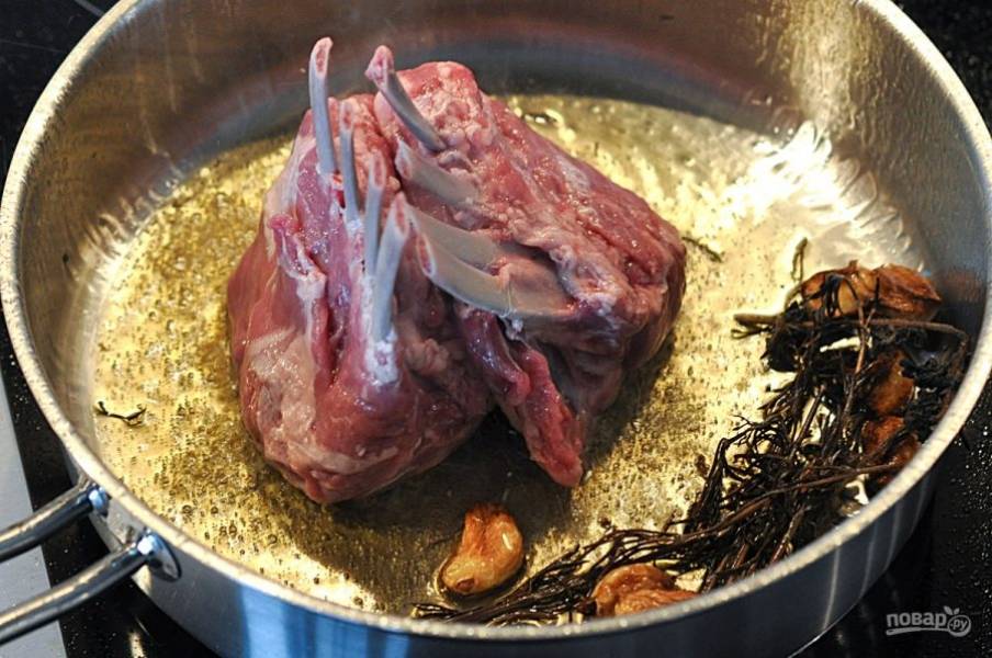Обжарьте каре со всех сторон на ароматическом масле (главное не пережарить, поскольку мясо потеряет деликатный вкус).