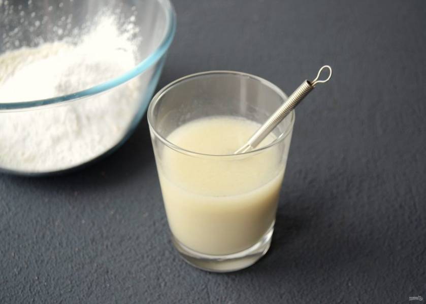 В стакан с растительным молоком добавьте все жидкие ингредиенты и перемешайте до однородной консистенции. 