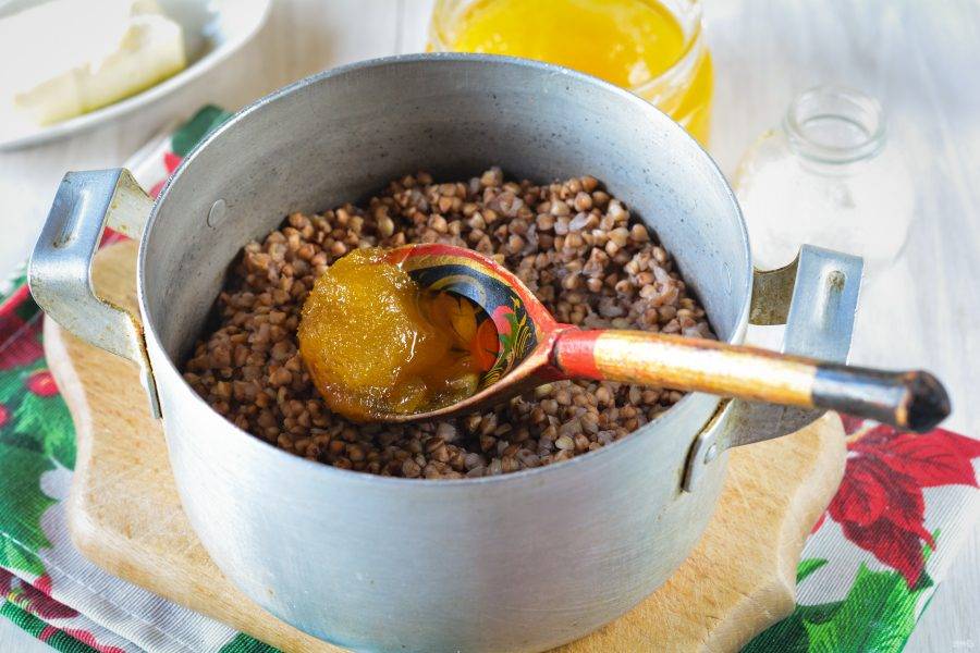 В теплую гречку добавьте мед и перемешайте кашу.