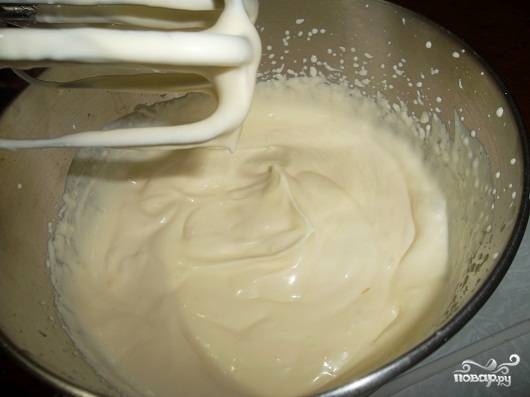 Для крема взбейте сметану с сахаром до пышной массы в отдельной посуде. Можете добавить ванилин или какао по вкусу. Сметану лучше брать жирную, домашнюю. 