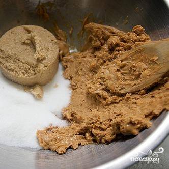 3. В миске среднего размера взбить с помощью миксера арахисовое масло, сахар и коричневый сахар до однородности, в течение примерно 2 минут. 