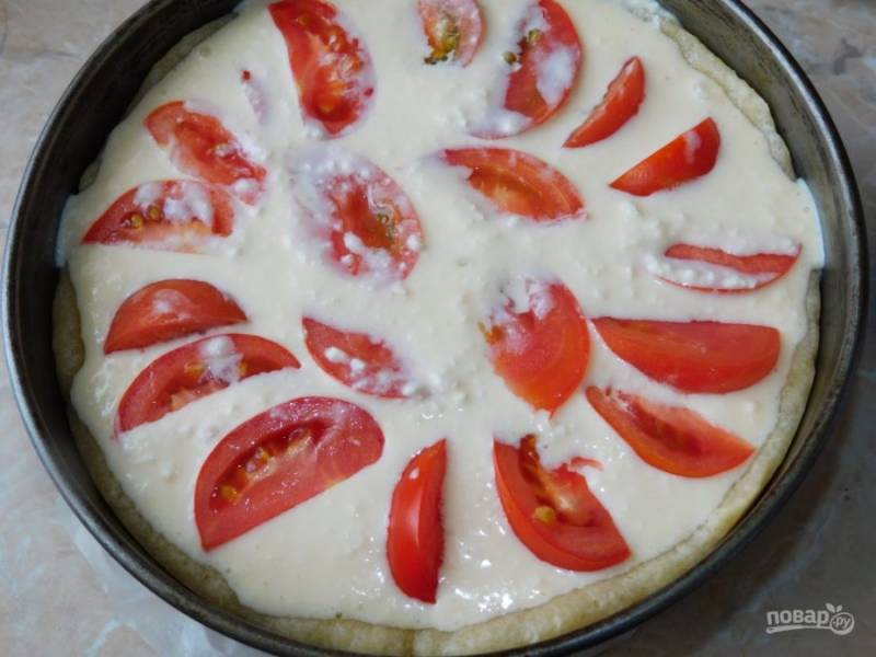 Сверху распределите сырную начинку и нарезанные помидоры. Поставьте в духовку, разогретую до 180 градусов на 1 час.