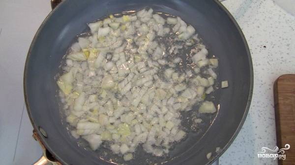 4. Затем растапливаем на сковороде сливочное масло и обжариваем лук до прозрачности.